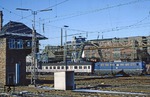 Vorbei am Rangierstellwerk "Rr" fährt 110 117 vom Bw Köln-Deutzerfeld vor dem Gerüst der Wuppertaler Schwebebahn mit ihrem Eilzug in den Bahnhof Wuppertal-Oberbarmen ein. (07.12.1977) <i>Foto: Zeno Pillmann</i>