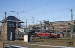 212 264 schleppt 323 017 im Bahnhof Wuppertal-Oberbarmen zum Bw Steinbeck. (07.12.1977) <i>Foto: Zeno Pillmann</i>