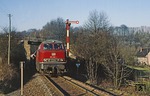 216 036 passiert mit Gag 58103 das Einfahrsignal von Hofermühle auf dem Weg zu den Kalkwerken in Rohdenhaus. (08.12.1977) <i>Foto: Wolfgang Bügel</i>