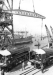 Verladung von Henschel-Loks im Hamburger Hafen. (13.09.1954) <i>Foto: Walter Hollnagel</i>