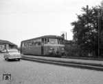 T 5 (MAN, Baujahr 1958) der Uetersener Eisenbahn am DB-Bahnhof Tornesch. (09.1963) <i>Foto: Reinhard Todt</i>