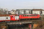 Auch nach mehr als 50 Jahren ist die 1962 als E 40 354 in Dienst gestellte 140 354 noch unermüdlich im Einsatz. Hier überholt sie im Bahnhof Opladen die DE 24 der Dortmunder Eisenbahn. (28.03.2015) <i>Foto: Joachim Bügel</i>