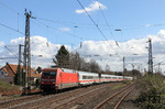 101 082 fährt von Opladen kommend mit IC 2200 nach Norddeich Mole in Hilden ein. Das rechte Gleis nutzt die S 1 aus Solingen. (02.04.2015) <i>Foto: Joachim Bügel</i>