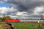 Bei typischen Aprilwetter ist 120 155 mit IC 2014 (Stuttgart - Emden) auf der Güterzugstrecke bei Immigrath unterwegs. (02.04.2015) <i>Foto: Joachim Bügel</i>