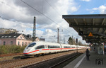 Der umgeleitete ICE 610 (München - Essen) mit 403 013 und einem weiteren 403 im Bahnhof Hilden/Rheinland. (02.04.2015) <i>Foto: Joachim Bügel</i>