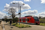 422 515 ist auf der S-Bahnlinie 1 (Dortmund - Solingen) im Bahnhof Hilden eingetroffen. (02.04.2015) <i>Foto: Joachim Bügel</i>