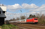101 002 passiert mit IC 2218 (Stuttgart - Hamburg) das Stellwerk "Hf" in Hilden auf Gleisen, die sonst nur Güterzügen vorbehalten sind. (04.04.2015) <i>Foto: Joachim Bügel</i>