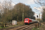 Im frischen Lack ist 101 142 mit IC 2009 (Emden Hbf - Köln Hbf) am ehemaligen Bahnübergang Po 46 auf der Güterzugstrecke zwischen Immigrath und Opladen unterwegs. (05.04.2015) <i>Foto: Joachim Bügel</i>