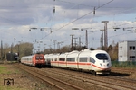 Im Bahnhof Hilden begegnen sich auf den Güterzuggleisen 406 007 als ICE 124 nach Amsterdam Centraal und der südwärtsfahrende IC 2011 nach Tübingen mit 101 129. (02.04.2015) <i>Foto: Wolfgang Bügel</i>