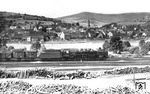 45 010 passiert mit Dg 7315, den sie von Würzburg nach Fulda bringen wird, das Dörfchen Mittelsinn in der Rhön. (07.06.1951) <i>Foto: Carl Bellingrodt</i>