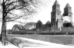 56 2056 verlässt mit einem Güterzug das Portal der alten Kölner Südbrücke zwischen Gremberg und Köln-Eifeltor. (1933) <i>Foto: DLA Darmstadt</i>