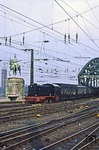 Anlässlich der Feierlichkeiten zu "50 Jahre Rheingold" war dieser nicht gerade standesgemäße Sonderzug mit 236 204 unterwegs, der von der Hohenzollernbrücke kommend in den Hauptbahnhof einfährt. (10.04.1978) <i>Foto: Wolfgang Bügel</i>