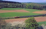 Bei Wiebelsbach-Heubach fährt 212 064 mit N 6617 durch die frühlingshafte Landschaft. (29.04.1978) <i>Foto: Wolfgang Bügel</i>