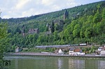 E 2657 von Heidelberg nach Osterburken mit der türkis-beigen 118 028 bei Zwingenberg am Neckar. (29.04.1978) <i>Foto: Wolfgang Bügel</i>