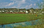 Eine beachtliche 6-teilige 798/998-Schienenbuseinheit ist am Sportflughafen in Wipperfürth-West unterwegs. (30.04.1978) <i>Foto: Wolfgang Bügel</i>