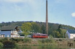 Am Wupperufer bei Remlingrade ist ein einzeln fahrender 795 aus Radevormwald eingetroffen.  (02.05.1978) <i>Foto: Wolfgang Bügel</i>