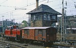 260 568-1 mit einem italienischen Spitzdachwagen am Rangierstellwerk "Rr" (hier steht "R" für die alte Ortsbezeichnung "Rittershausen") in Wuppertal-Oberbarmen. (02.05.1978) <i>Foto: Zeno Pillmann</i>