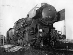 52 1592 (Maschinenfabrik Esslingen, Baujahr 1944) ist mit einem Güterzug in München unterwegs. Am 18.10.1954 wurde die Kriegslok beim Bw München Hbf ausgemustert. (1950) <i>Foto: Steidl</i>