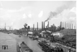 Der Duisburg-Ruhrorter Hafen befindet sich an der Mündung von der Ruhr in den Rhein. Er gilt als größter Binnenhafen Europas.  (1934) <i>Foto: RVM</i>
