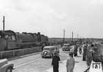 Die Altonaer 03 016 hatte die Ehre, den Eröffnungszug über die neue Elbbrücke bei Lauenburg (Strecke Lübeck - Lüneburg) zu ziehen, die als kombinierte Straßen- und Eisenbahnbrücke wiederaufgebaut wurde.  (20.05.1951) <i>Foto: Walter Hollnagel</i>