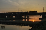 Um 7.18 Uhr passiert eine 185 mit GB 98647 (Coswig - Saarbrücken Gbf) die Ruhrbrücke in Duisburg-Kaiserberg. (10.04.2015) <i>Foto: Joachim Bügel</i>