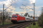 Normalerweise sind hier nur Güterzüge unterwegs. 101 054 mit dem umgeleiteten IC 2202 (Köln - Norddeich Mole) nahe des ehemaligen Schrankenpostens 46 bei Opladen. (05.04.2015) <i>Foto: Joachim Bügel</i>