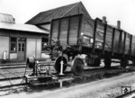 Ausachsen des offenen Om-Güterwagens "Ludwigshafen 12100" in einer unbekannten Werkstätte.  (1930) <i>Foto: RVM</i>