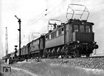 Bei München-Trudering sind E 17 06 und eine unbekannte E 16 mit einem Schnellzug unterwegs. (1950) <i>Foto: Steidl</i>