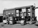 Entladung eines auf einem Straßenroller angelieferten Güterwagens in Troisdorf. (1959) <i>Foto: Fischer</i>