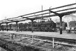 38 2868 (Bw Calw) läuft in den noch vom Zweiten Weltkrieg stark gezeichneten Bahnhof Pforzheim ein. Auffällig an dieser Maschine ist, dass sie mit nur einem Windleitblech an der Heizerseite unterwegs ist. Am Tender scheint auch noch die in der Kriegszeit übliche Heimat-Bw-Anschrift ("Ca" = Calw) angebracht zu sein . (1947) <i>Foto: A. Dormann, Slg. W. Löckel</i>