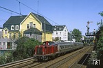 Ungewöhnlicherweise auf dem Ferngleis schiebt 212 082 einen Nahverkehrszug durch Wuppertal-Barmen. Die Einfahrsignale gehören zum Bahnhof Wuppertal-Oberbarmen. (07.06.1978) <i>Foto: Zeno Pillmann</i>