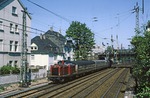 Auf dem Ferngleis zwischen Wuppertal-Oberbarmen und Barmen fährt 212 083 mit einem Nahverkehrszug nach Bottrop. (07.06.1978) <i>Foto: Zeno Pillmann</i>