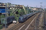 110 382 vom Bw Hamburg-Eidelstedt fährt mit einem Schnellzug nach Köln durch den Bahnhof Wuppertal-Oberbarmen. Zum Vergleich bietet sich die Aufnahme aus dem Jahr 1932 von gleicher Stelle an (Bild-Nr. 20878). (07.06.1978) <i>Foto: Zeno Pillmann</i>