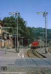 Mit ihrem Übergabezug aus Radevormwald wartet 260 563 eine Zugkreuzung in Dahlerau ab. Der Bahnhof erhielt seine Ausfahrsignale erst als Folge des schrecklichen Unfalls vom 27. Mai 1971, bei dem 46 Schüler bei einem Zusammenstoß zwischen einem Schienenbus und einem Güterzug nahe Dahlerau starben und der als Unfall mit den meisten Todesopfern bei der Deutschen Bundesbahn in die Geschichtsbücher eingegangen ist. (10.07.1978) <i>Foto: Zeno Pillmann</i>