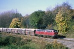 215 036 wurde am 18.10.1970 beim Bw Köln-Nippes in Dienst gestellt und fährt hier mit Gag 58173 nach Rohdenhaus. Sie beendete ihr aktives Dasein am 19.03.2008 als 215 903 bei DB-Autozug Sylt. (06.11.1978) <i>Foto: Wolfgang Bügel</i>