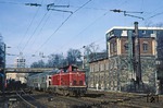 212 202 fährt mit einer Wendezugeinheit in den Bahnhof Wuppertal-Elberfeld (heute: Wuppertal Hbf) ein. Das Gebäude rechts stammt noch aus Zeiten der Bergisch-Märkischen Eisenbahngesellschaft (BME), deren erste Stammstrecke nach Dortmund hier 1849 begann. (20.11.1978) <i>Foto: Zeno Pillmann</i>
