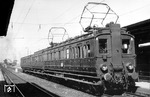 Der in den Kriegswirren 1945 aus Schlesien "importierte" ET 88 02 als T 1053 nach Regensburg im Bahnhof Landshut. (06.06.1957) <i>Foto: Ringlstetter</i>