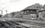 Blick auf die Gleisanlagen des Bahnhofs Glückstadt an der Marschbahn mit Stellwerk "Gs" aus Richtung Elmshorn gesehen. (01.06.1975) <i>Foto: Benno Wiesmüller</i>