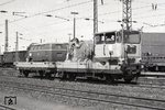 Diesen ungewöhnlichen Transport eines gleisfahrbaren "Bulli" führte ein Schwerkleinwagen (Skl) im Bahnhof Hamburg-Wilhelmsburg durch. (06.1975) <i>Foto: Benno Wiesmüller</i>