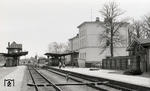 Der Bahnhof Dannenberg Ost war früher ein Eisenbahnknotenpunkt der Strecken Wittenberge–Buchholz, Salzwedel–Dannenberg und Uelzen–Dannenberg. Nachdem die Strecken zwischen Dannenberg, Lüchow, Uelzen und Wittenberge stillgelegt wurden, wurde der Bahnhof zurückgebaut. Heute sind noch beide Bahnsteige vorhanden, es wird allerdings nur noch der Hausbahnsteig bedient. (24.04.1984) <i>Foto: Benno Wiesmüller</i>