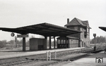 Der heute stillgelegte Uelzener Bahnsteig in Dannenberg Ost. (24.04.1984) <i>Foto: Benno Wiesmüller</i>