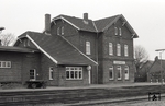 Das Empfangsgebäude von Hohenwestedt an der Bahnstrecke Neumünster – Heide. (05.03.1978) <i>Foto: Benno Wiesmüller</i>