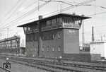 Das E 43-Stellwerk "Hpm" (Hamm Personenbahnhof Mitte), welches am 08.11.1981 außer Betrieb genommen wurde. Die Inbetriebnahme erfolgte 1956 als Ersatz für das im Krieg zerstörte Reiterstellwerk "Hpm".  In der Zwischenzeit waren vermutlich Behelfsstellwerke im Einsatz, ggfs. Wagenkästen.  (28.09.1975) <i>Foto: Benno Wiesmüller</i>