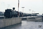 Bei regnerischem Wetter stellt 082 024 eine Leerwagengarnitur im Bahnhof Emden West bereit. (30.05.1969) <i>Foto: Dieter Junker</i>