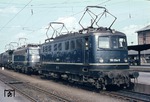 Im April 1968 veranstaltete die ein Jahr zuvor gegründete Deutsche Gesellschaft für Eisenbahngeschichte (DGEG) eine Studienfahrt ins Coburger Land. Die DB spendierte hierzu eine Fahrzeugausstellung im Bahnhof Lichtenfels u.a. mit der Vorserien 110 004. (20.04.1968) <i>Foto: Dieter Junker</i>