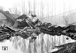 Am Samstag, dem 9. Februar 1946 war 38 1910 (Bw Opladen) mit einem aus 19 mit Stahlschienen beladenen Güterwagen sowie einem Güterzugbegleitwagen unterwegs. Das Hochwasser der Wupper hatte nach tagelangen Regenfällen die Fundamente der im Krieg gesprengten und behelfsmäßig wiederaufgebauten Wupperbrücke bei Opladen (Strecke nach Wuppertal) unterspült. Unter dem Gewicht der Lok brach die Brücke zusammen. Bei dem Unglück starben der Lokführer und Heizer der P 8, der Zugbegleiter im Begleitwagen hinter der Lok sowie ein Brückenwächter, der am Südkopf der Brücke seinen Unterstand hatte. Die Lok 38 1910 soll angeblich noch bis März 1947 in der Wupper gelegen haben. Nach der Bergung wurde sie wieder aufgearbeitet und tat bis 1963 ihren Dienst beim Bw Düsseldorf Hbf. (10.02.1946) <i>Foto: E. Hölzer</i>