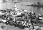Güterumschlag au dem Elbedampfschiff "Blasewitz" am Dresdener Liegeplatz unterhalb der Brühlschen Terrasse. Dieses wohl einmalige Dokument belegt, dass selbst Eilgüter mit dem Schaufelraddampfer auf der Elbe transportiert wurden. (1934) <i>Foto: RVM (Schaarschuch)</i>