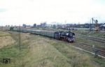 03 0075 fährt vor dem "Langlaufzug" D 1919 (Stralsund - Cottbus) in Angermünde ein. Der Zug wurde erst zu Beginn des Sommerfahrplans 1979 in den Stralsunder Dampfumlauf aufgenommen und hatte immerhin eine durchgehende Dampfbespannung auf über 350 km Länge. (16.09.1979) <i>Foto: Wolfgang Bügel</i>