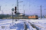 Bei der neuen S-Bahn Rhein-Ruhr sollten S-Bahn-Züge mit Toiletten und mehr Komfort für Langstrecken beschafft werden. Man entschied sich gegen eine Version der Baureihe 420, die als Triebzüge mit Toiletten beschafft werden sollte, und bestellte stattdessen lokbespannte Wagenzüge, die x-Wagen. Zum Einsatz kam die Baureihe 111, die in den damals aktuellen S-Bahn-Farben orange/kieselgrau lackiert und mit S-Bahn-Ausstattung ausgerüstet wurde, u.a. mit Zugzielanzeigern und der erstmals verwendeten zeitmultiplexen Wendezugsteuerung. Im Rahmen von Personalschulungsfahrten trifft 111 123 als Vorspannlok vor 110 342 im Bahnhof Wuppertal-Langerfeld ein. (19.01.1979) <i>Foto: Wolfgang Bügel</i>