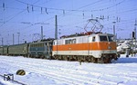 111 123 und 110 342 sind mit Lr E 3155 in Wuppertal-Langerfeld eingetroffen. Die orange/kieselgraue Lackierung der 111 weist auf ihren künftigen Einsatzbereich bei der S-Bahn Rhein/Ruhr hin. (19.01.1979) <i>Foto: Wolfgang Bügel</i>